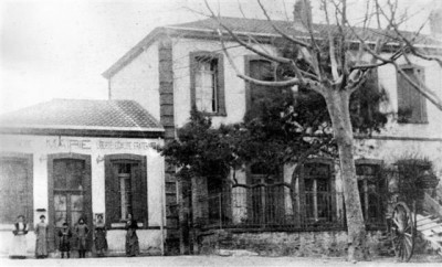 école de Sorède en 1900 avec la mairie à coté
